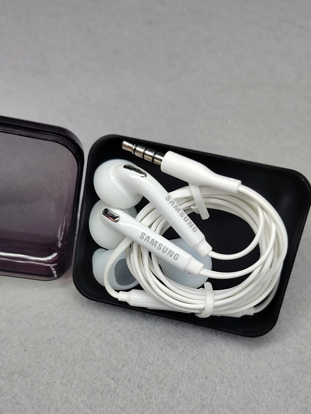 Samsung EO-EG920BW wired in-ear headphones featuring a 3.5mm jack